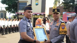 Polisi bri penghargaan petugas lapas yang berhasil Gagalkan Penyeludupan Narkoba