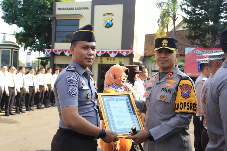 Polisi bri penghargaan petugas lapas yang berhasil Gagalkan Penyeludupan Narkoba