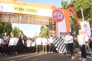 Pj Wali Kota Kediri Zanariah Berangkatkan Jalan Sehat Harmoni