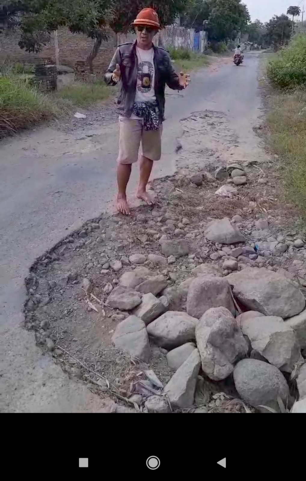 Jalan penghubung Kecamatan Kepung dan Kandangan rusak parah, sebabkan kecelakaan