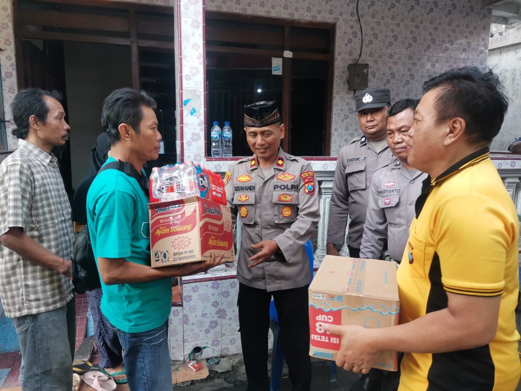 Polsek Pesantren, Polres Kediri Kota, Beri Bantuan Korban Kebakaran di Kelurahan Pakunden, Ini Infonya