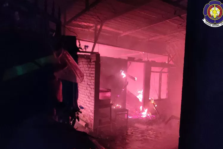 Warga Pakunden Kecamatan Pesantren Tidak Mau Menyelamatkan Diri Saat Rumah Terbakar, Akhirnya Tewas