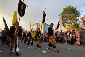 Kirab Tiga Pusaka Peninggalan Pendiri Bumi Reog Disaksikan Ribuan Warga Ponorogo