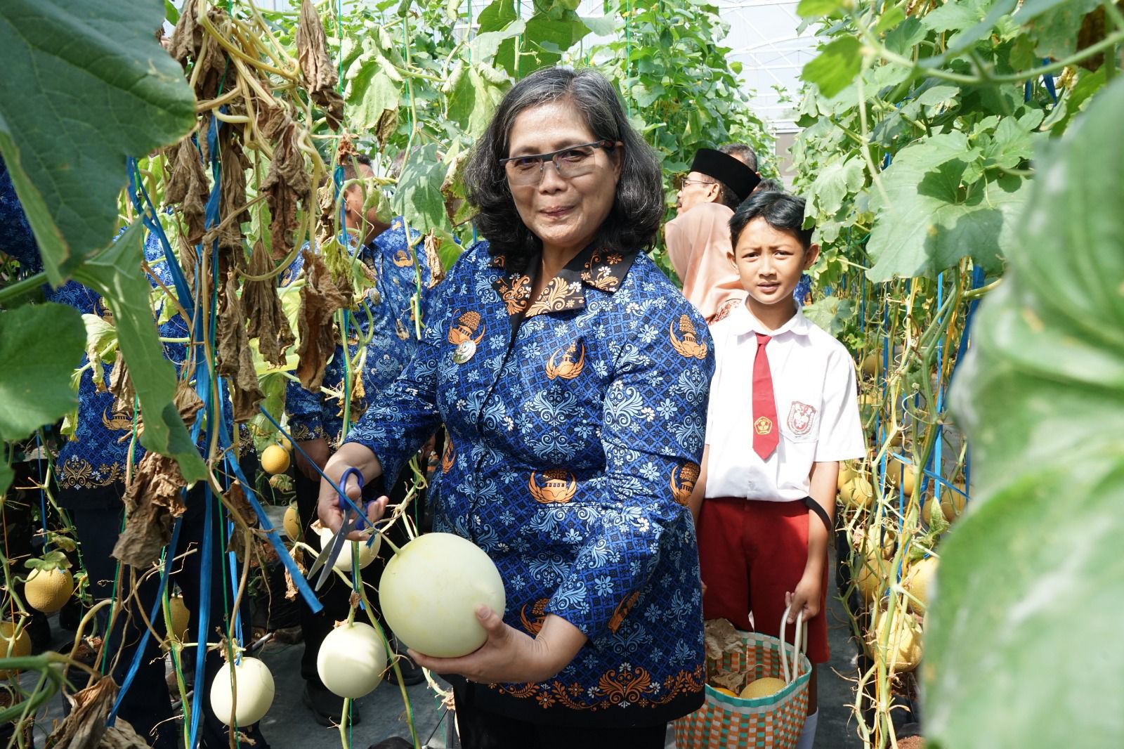 Pj Wali Kota Kediri Zanariah Petik Melon Bersama Anak-anak di Kampung Tani Taman Kleco