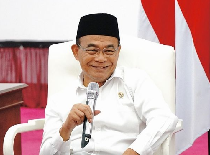 Menteri Koordinator Bidang Pembangunan Manusia dan Kebudayaan (Menko PMK) Muhadjir Effendy menegaskan bahwa bantuan sosial (bansos) tidak lagi diberikan dalam bentuk fisik melalui program Penerima Keluarga Harapan (PKH) maupun Bantuan Pangan Non-Tunai (BPNT).