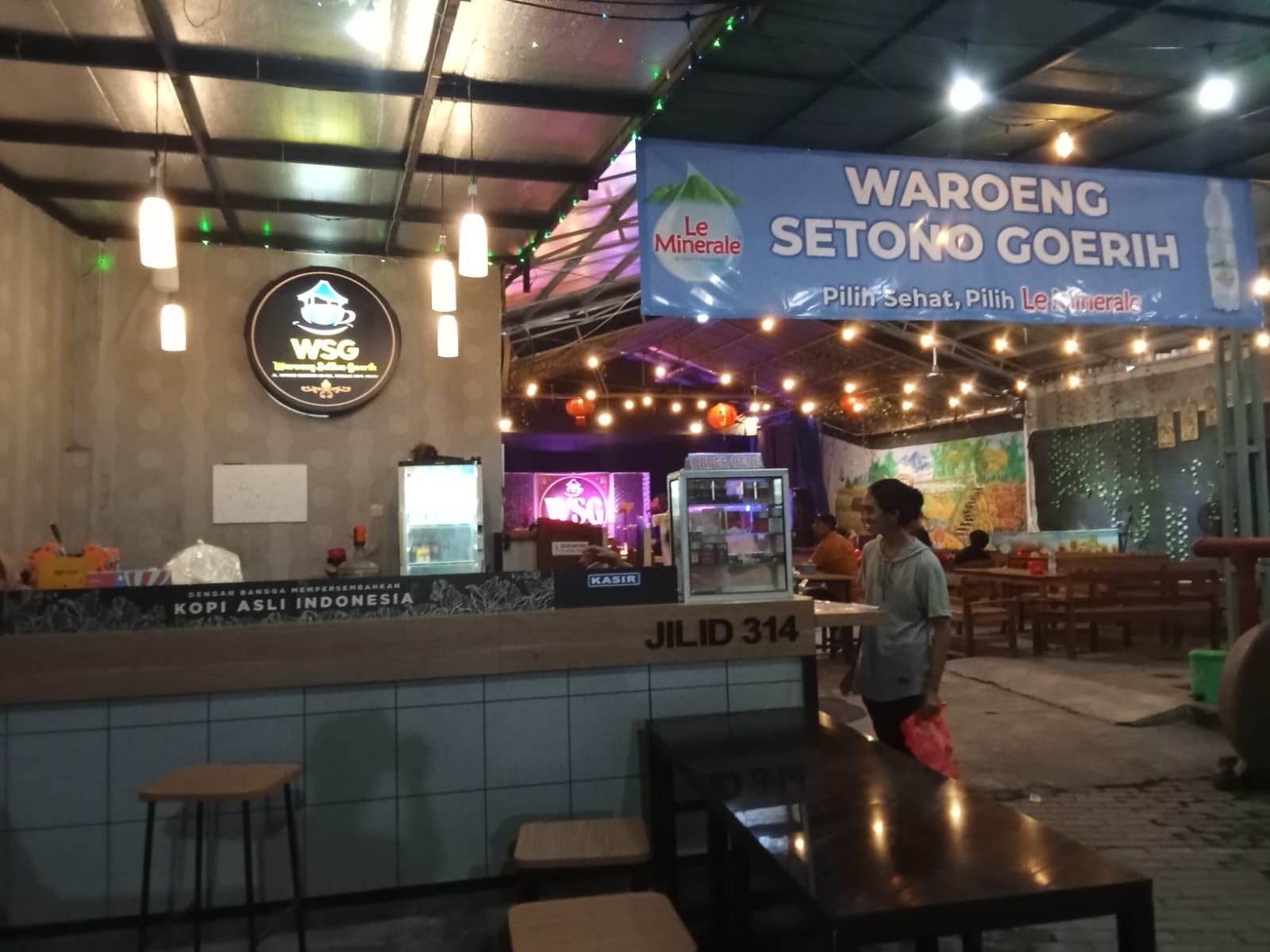 Waroeng Setono Goerih: Surga Nongkrong di Kediri dengan Hidangan Lezat dan Hiburan Live Musik