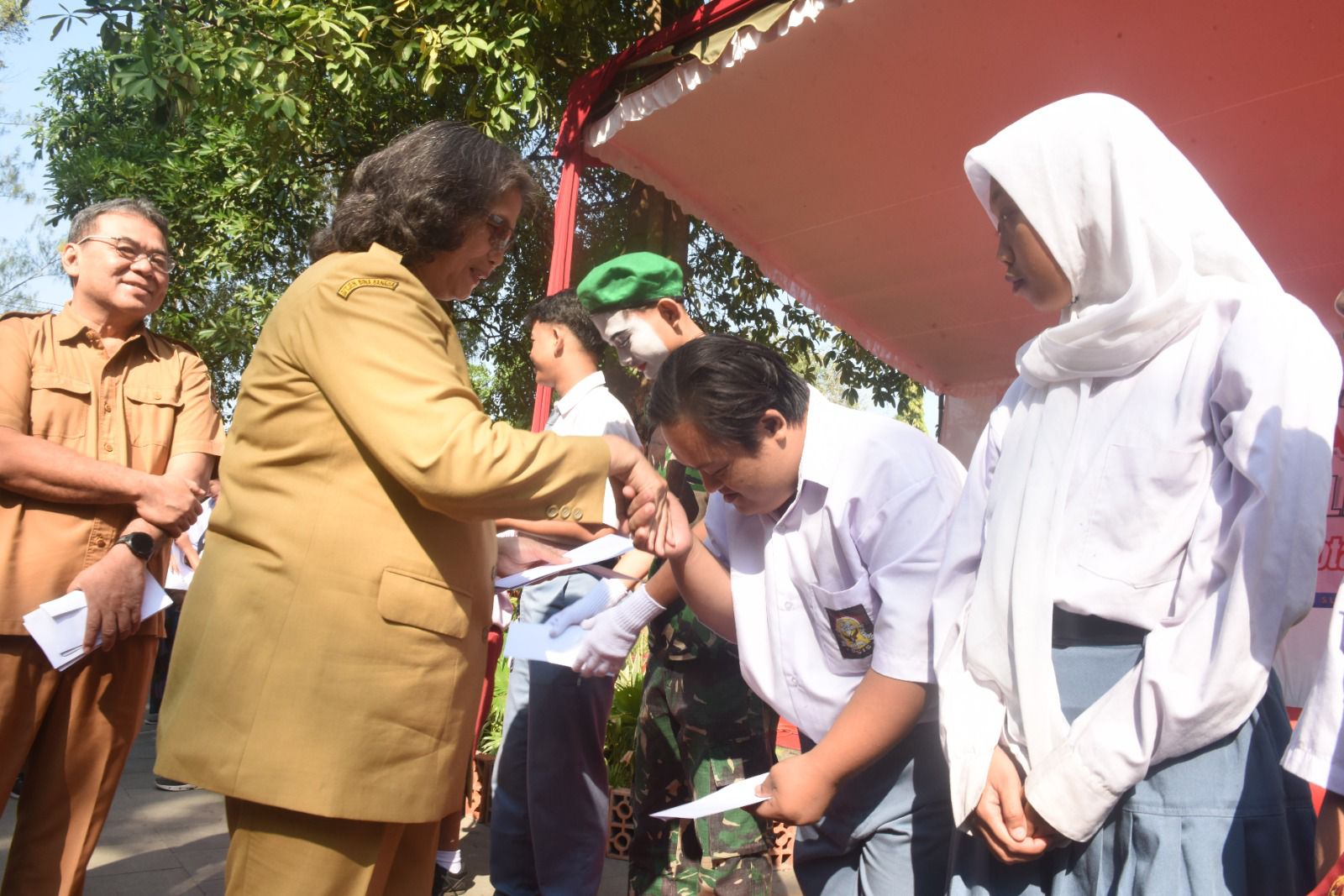 Gelar Peringatan Hari Anak Nasional (HAN) ke-40, Pj Wali Kota Kediri Launching SLB Ramah Anak dan Berikan Santunan