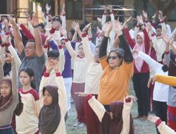 Pj Wali Kota Kediri Zanariah Peringati Hari Anak Nasional dengan Senam dan Bermain Bersama Siswa-Siswi SLB Putera Asih