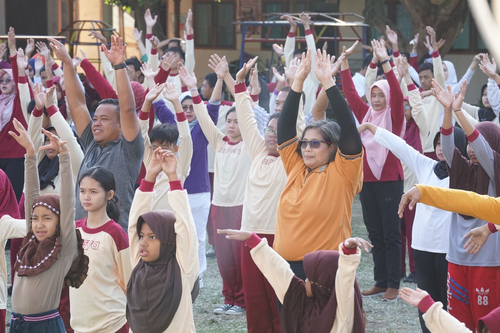 Pj Wali Kota Kediri Zanariah senam dan bermain bersama siswa-siswi SLB Putera Asih