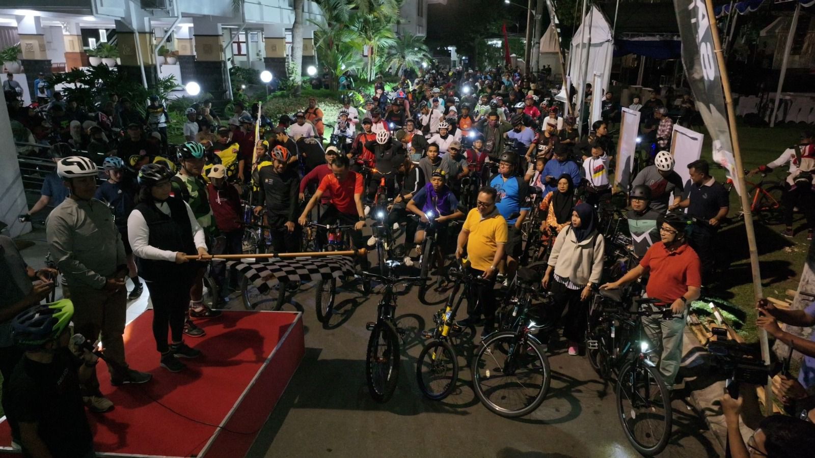 Pj Wali Kota Kediri Gowes Bareng Kapolres dan Masyarakat Pada Kediri Night Ride