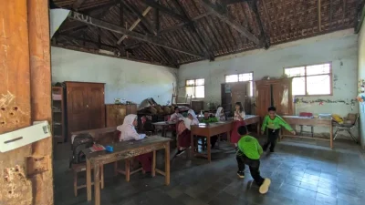 Puluhan Siswa SDN 2 Karangpatihan, Pulung Ponorogo Terpaksa Gunakan Kelas Darurat, Ruang Kelas Tak Layak