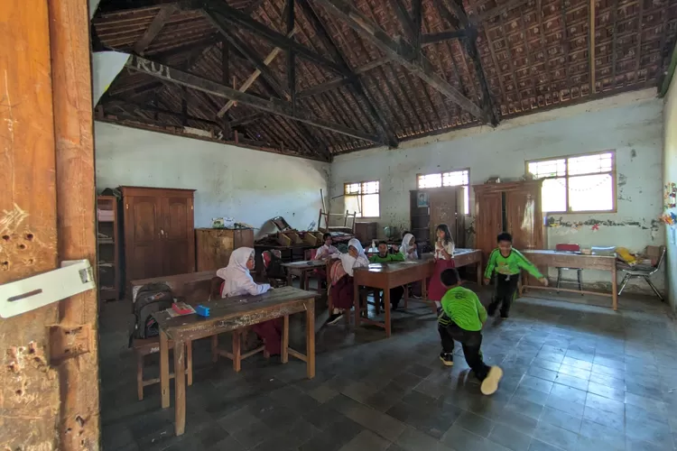 Ruang Kelas Tak Layak, Puluhan Siswa SDN 2 Karangpatihan, Pulung Ponorogo Terpaksa Gunakan Kelas Darurat