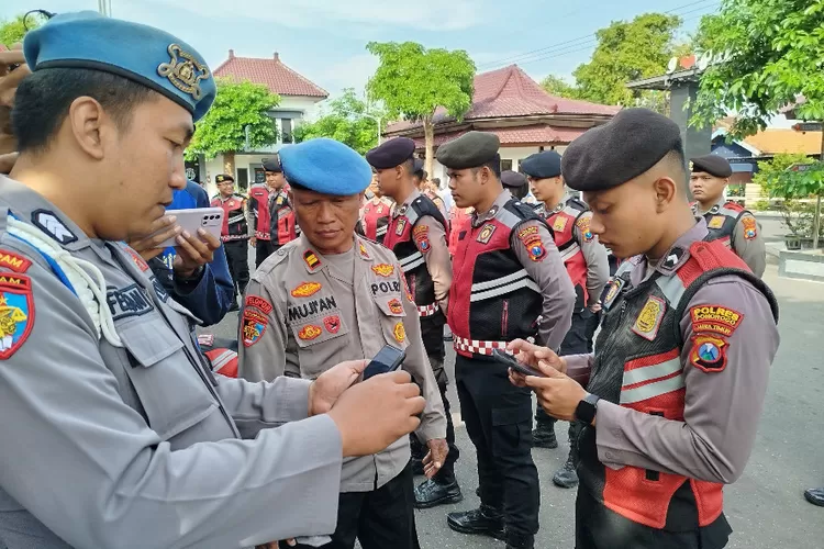 Anggota Propam saat mengecek hp personil Polres Ponorogo