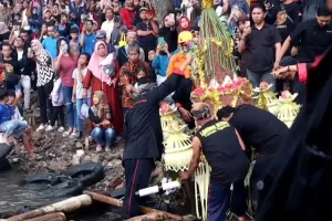 Larung Sesaji di Telaga Ngebel, Ponorogo, Bupati Sugiri : Ini Nguri-Nguri Budaya, Bukan Mistik