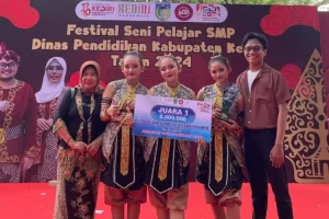 Jadi Jawara Tari, 3 Siswi SMP N 1 Kras Wakili Kabupaten Kediri di FLS2N Propinsi Jatim