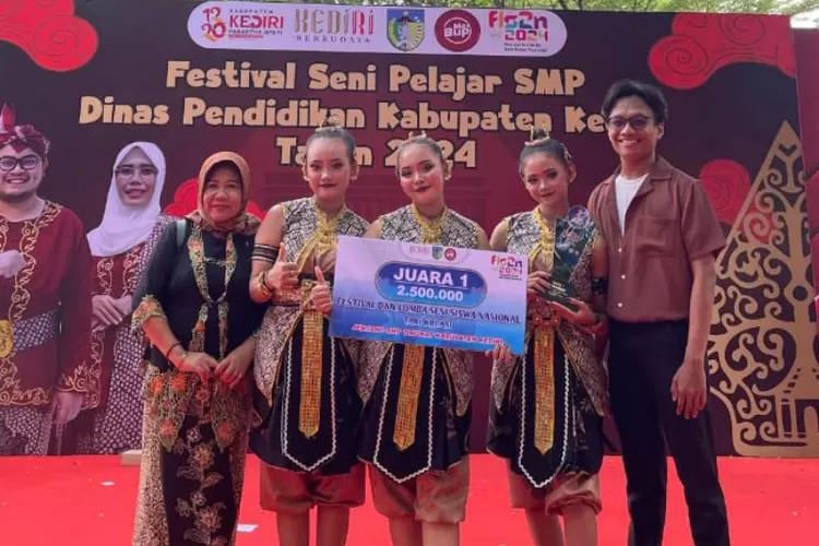 Ester, Jesika dan Kharisma siswi SMP N 1 Kras bawakan tari Antik berlatih untuk persiapan FLS2N tingkat Propinsi Jatim (ist)