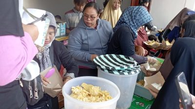 Acara peresmian jembatan Jongbiru, Kediri, membawa berkah bagi warung penjual nasi pecel-tumpang