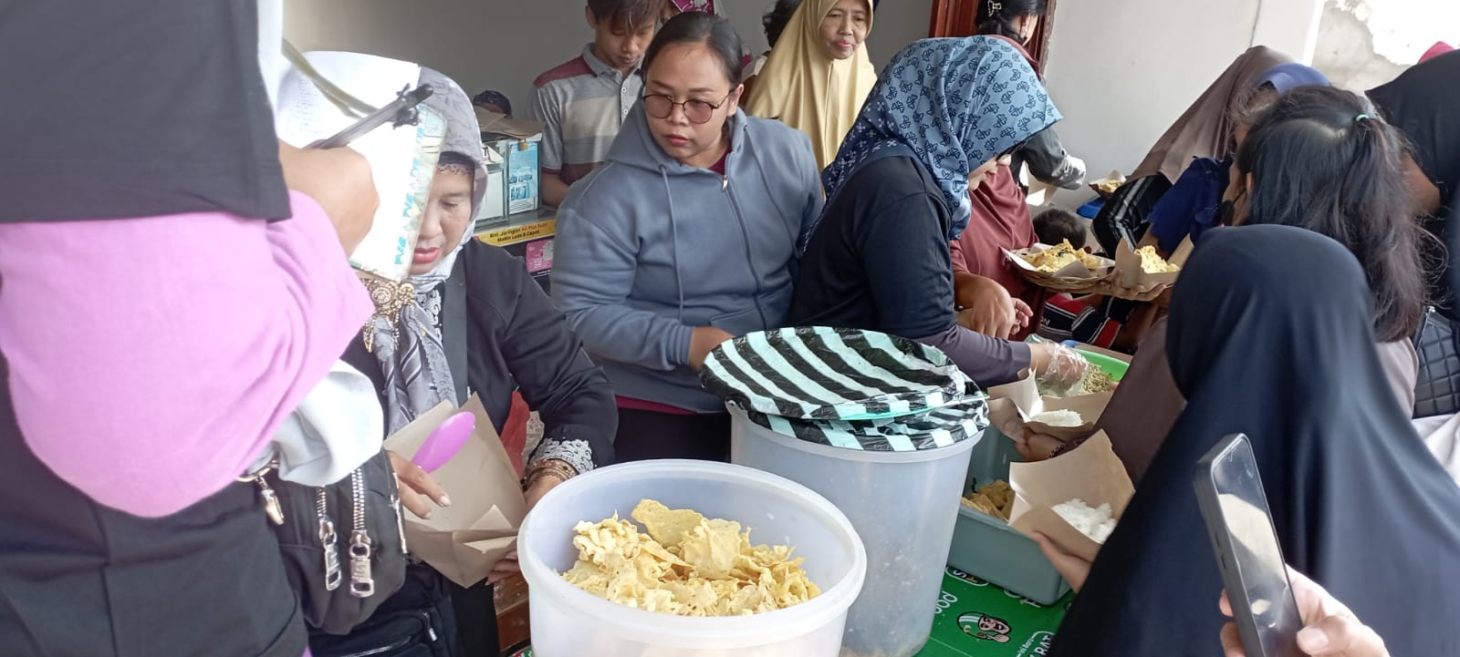 Acara peresmian jembatan Jongbiru, Kediri, membawa berkah bagi warung penjual nasi pecel-tumpang