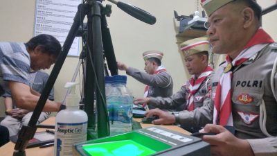 Sambut Hari Kemerdekaan, Petugas SIM Polres Blitar Kota Kompak Aksesori Pejuang