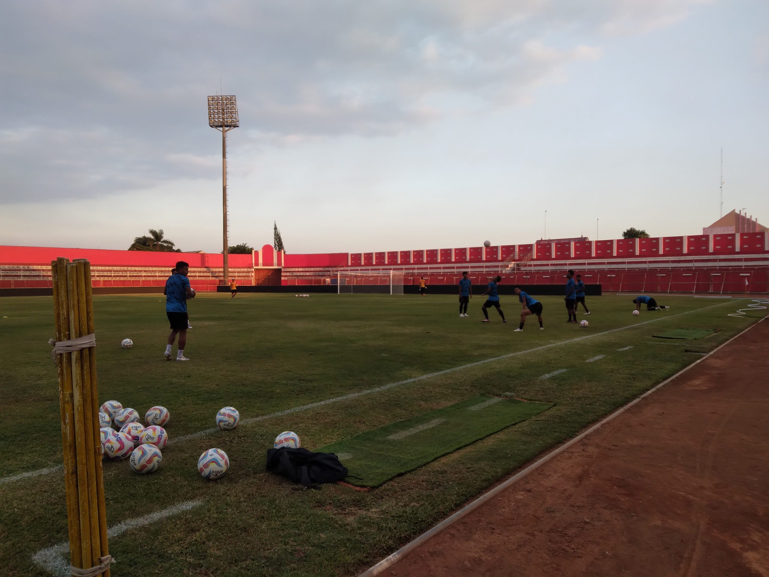 Ditegur LIB, Arema FC Perbaiki Kualitas Rumput Lapangan