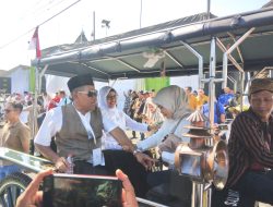 Daftar di Hari Terakhir, Mak Rini Menumpang Delman Hijau Menuju KPU Kabupaten Blitar