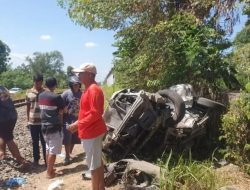 Pengemudi Mobil Avanza di Tulungagung Tewas Tertabrak Kereta Api, Diduga Tidak Mendengarkan Suara Peringatan