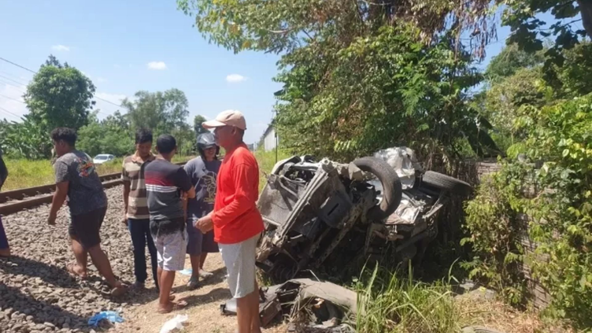 Pengemudi Mobil Avanza di Tulungagung Tewas Tertabrak Kereta Api, Diduga Tidak Mendengarkan Suara Peringatan