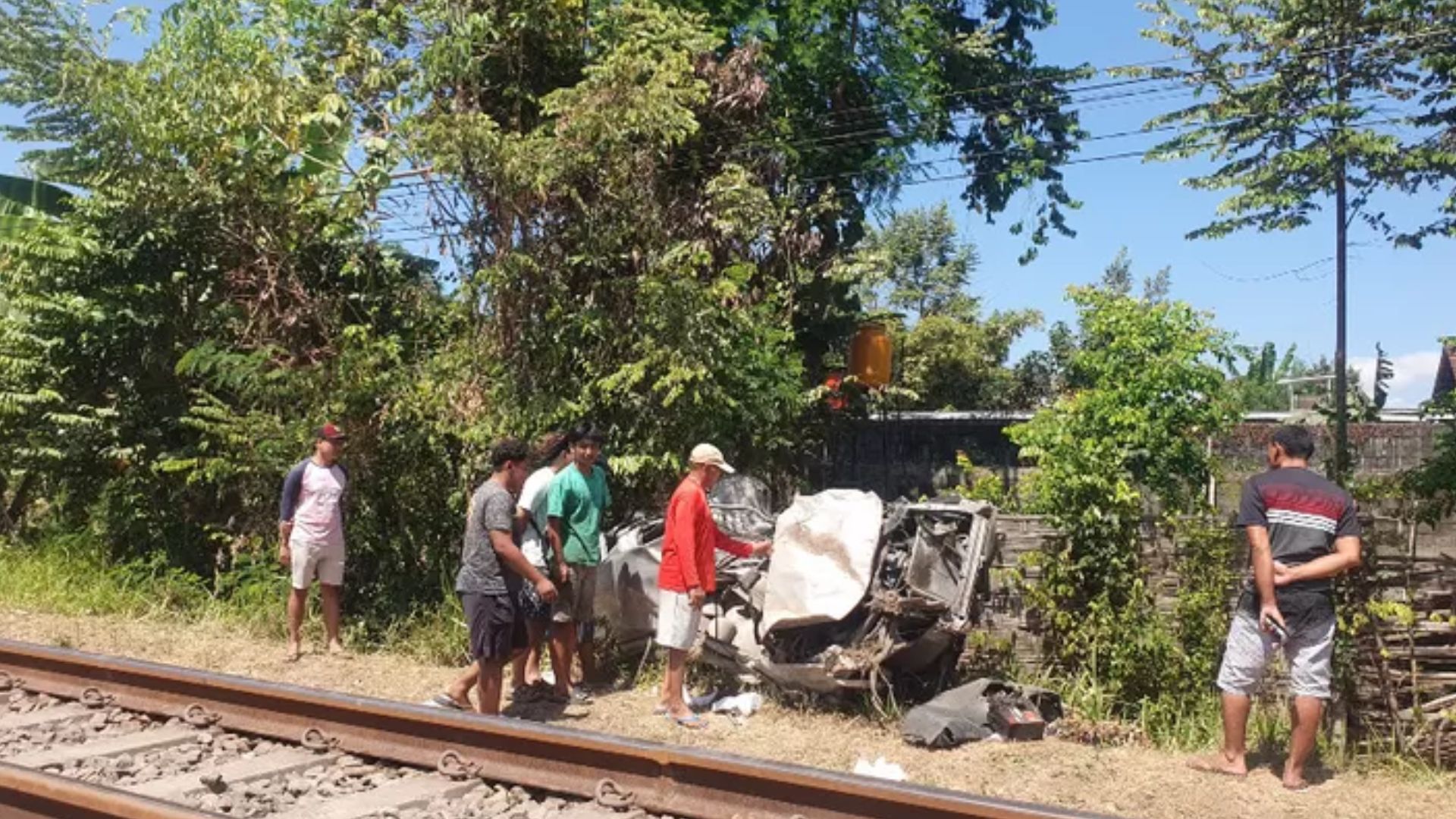 KA Parcel Tabrak Mobil Avanza di Tulungangung, Akibatkan Keterlambatan Keberangkatan