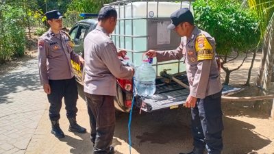 Polres Trenggalek Luncurkan Patroli Kendi, Antar Air Bersih Langsung ke Rumah Warga di Pelosok