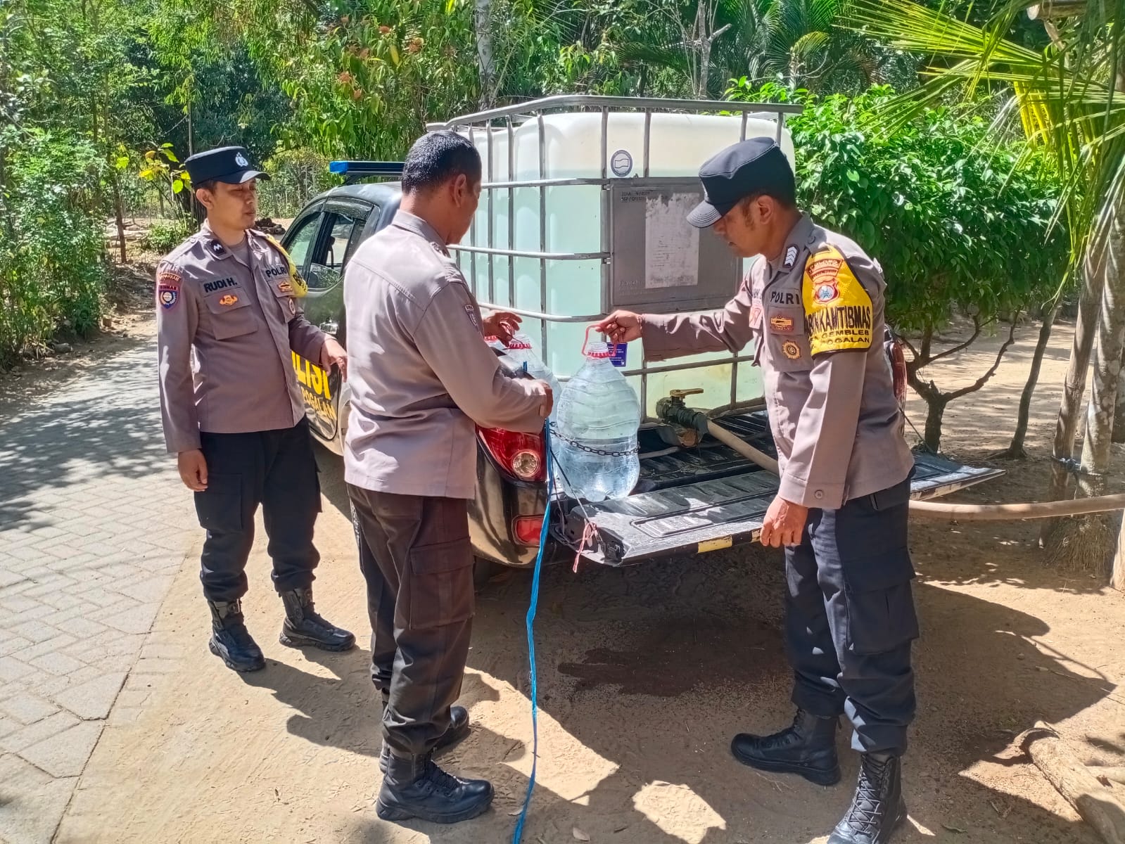 Polres Trenggalek Luncurkan Patroli Kendi, Antar Air Bersih Langsung ke Rumah Warga di Pelosok