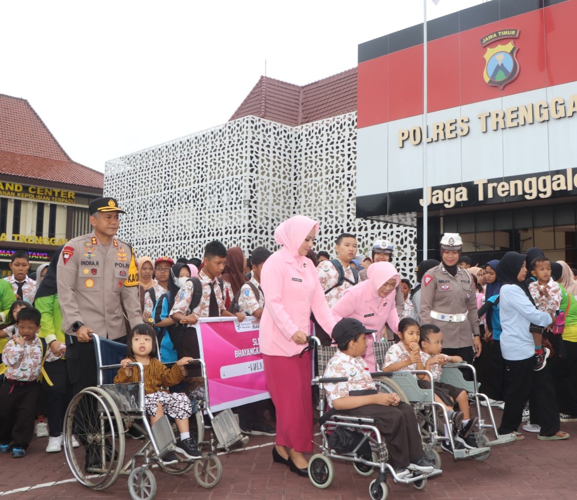 Polres Trenggalek Ajak Peserta Didik Berkebutuhan Khusus Jalan-jalan ke Markas Kepolisian, Ada Pula Pembagian Hadiah