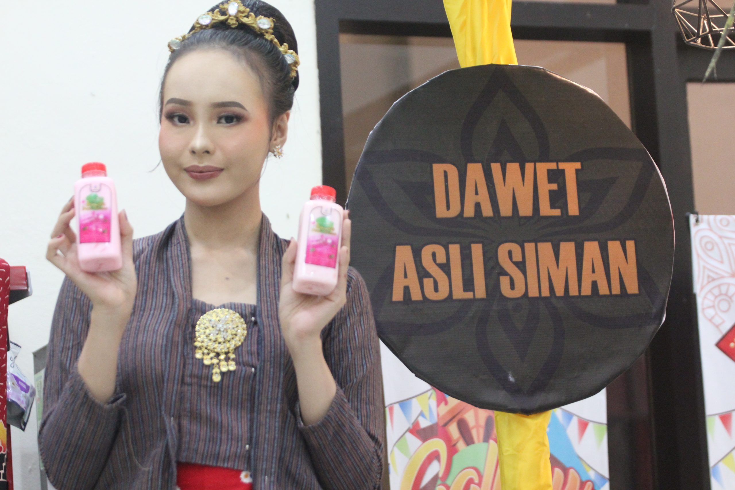 Dawet Sima produksi kuliner warga Desa Siman Kecamatan Kepung dan mbak Wabup Dewi sempat borong dan mencicipi Dawet Sima