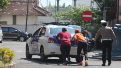 Mobil Patwal Polres Kediri Mogok Saat Iringi Lomba Baris-Berbaris, Penonton Ikut Mendorong