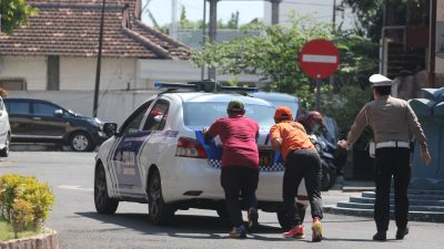 Mobil Patwal Polres Kediri Mogok Saat Iringi Lomba Baris-Berbaris, Penonton Ikut Mendorong