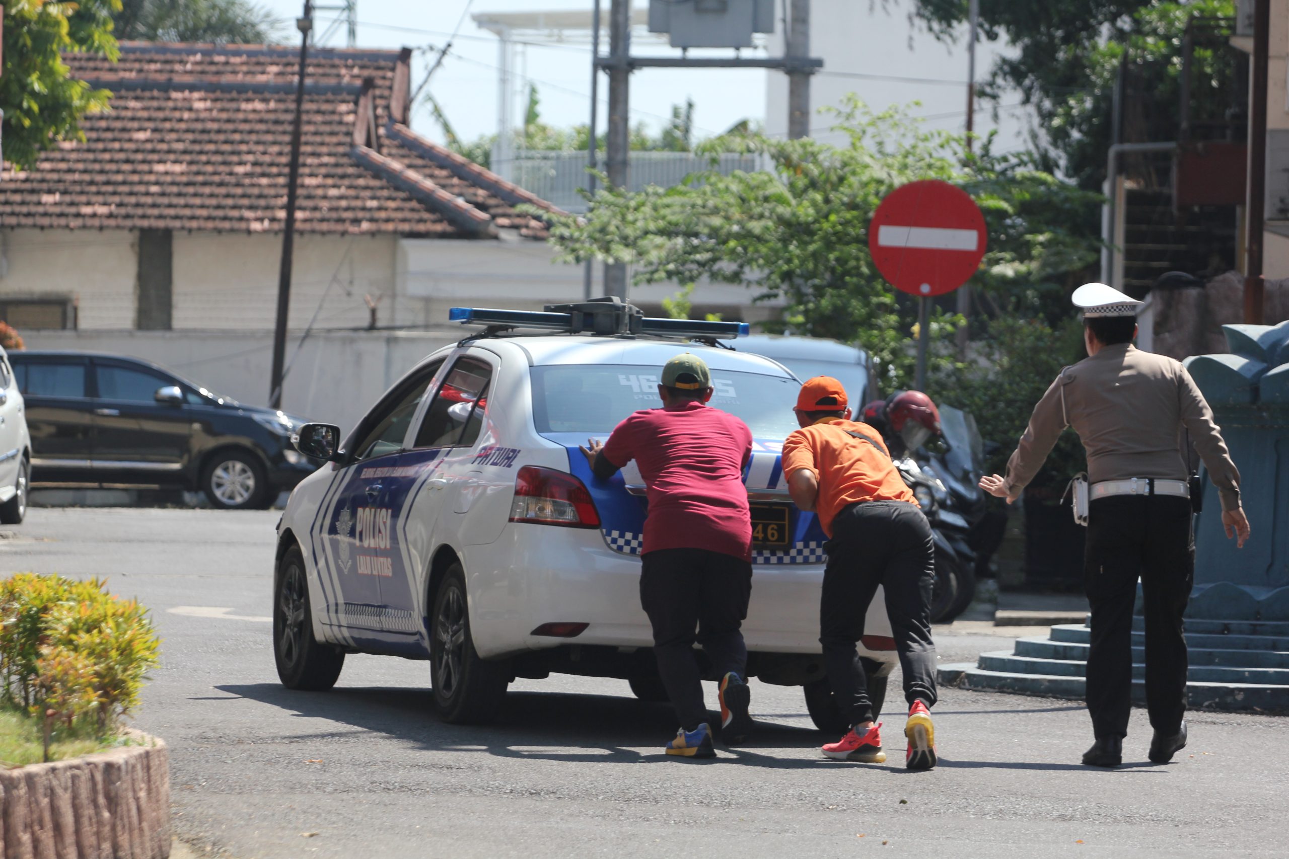 Mobil Patwal Polres Kediri Mogok Saat Iringi Lomba Baris-Berbaris, Penonton Ikut Mendorong