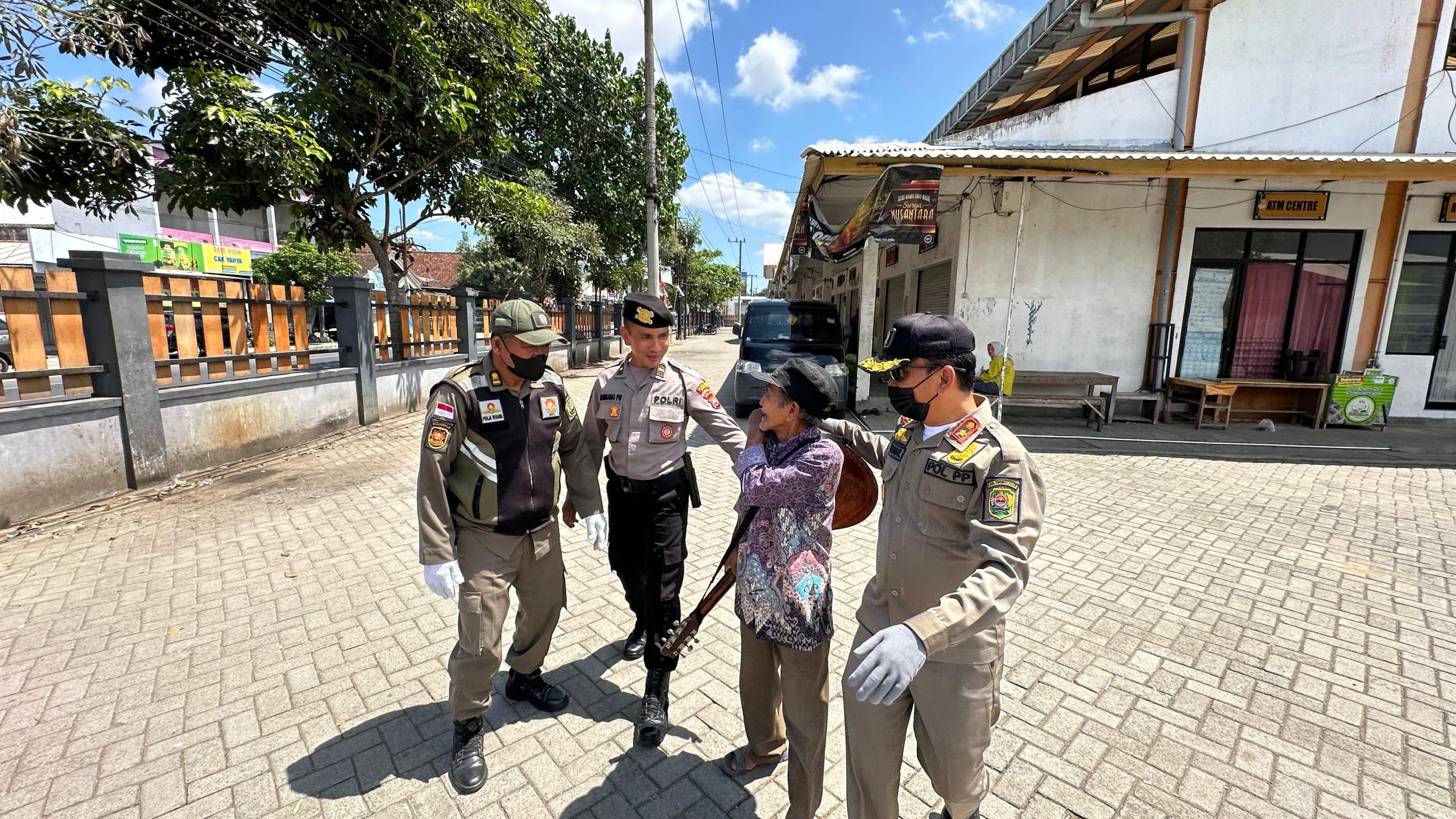 Tengah Beraksi, Belasan Pengamen Jalanan di Trenggalek Terjaring Razia