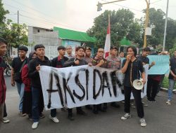 Puluhan Mahasiswa Gelar Aksi di Depan Kantor Kejari Kabupaten Kediri, Menuntut Kejelasan Kasus Korporasi Sapi