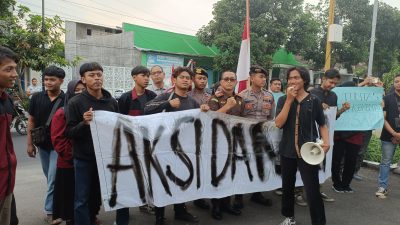 Puluhan Mahasiswa Gelar Aksi di Depan Kantor Kejari Kabupaten Kediri, Menuntut Kejelasan Kasus Korporasi Sapi