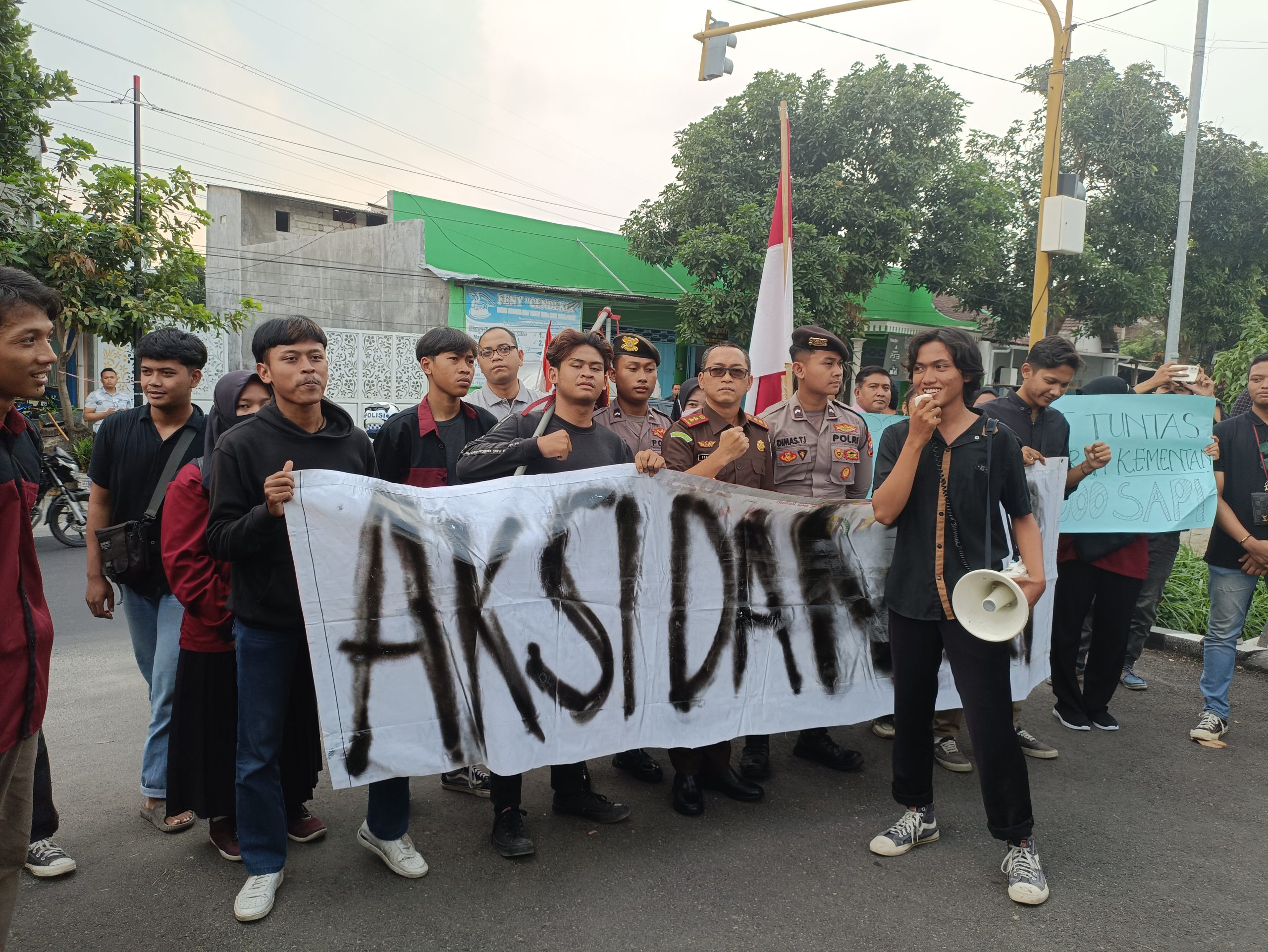 Puluhan Mahasiswa Gelar Aksi di Depan Kantor Kejari Kabupaten Kediri, Menuntut Kejelasan Kasus Korporasi Sapi