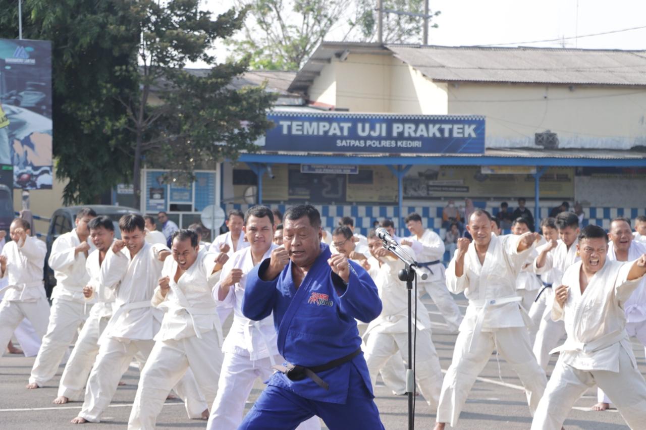 Puluhan Polisi dari Polres Kediri Jalani Latihan Bela Diri