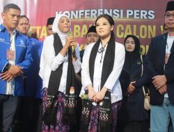 Bunda Fey – Regina Daftar Bacawali dan Bacawawali ke KPU Kota Kediri, Dikawal Ratusan Simpatisan PAN dan Nasdem