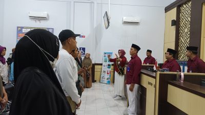 Peringati HUT RI Ke-79, Petugas Satpas Berpakaian Merah Putih Ajak Pemohon SIM Kumandangkan Lagu Kemerdekaan