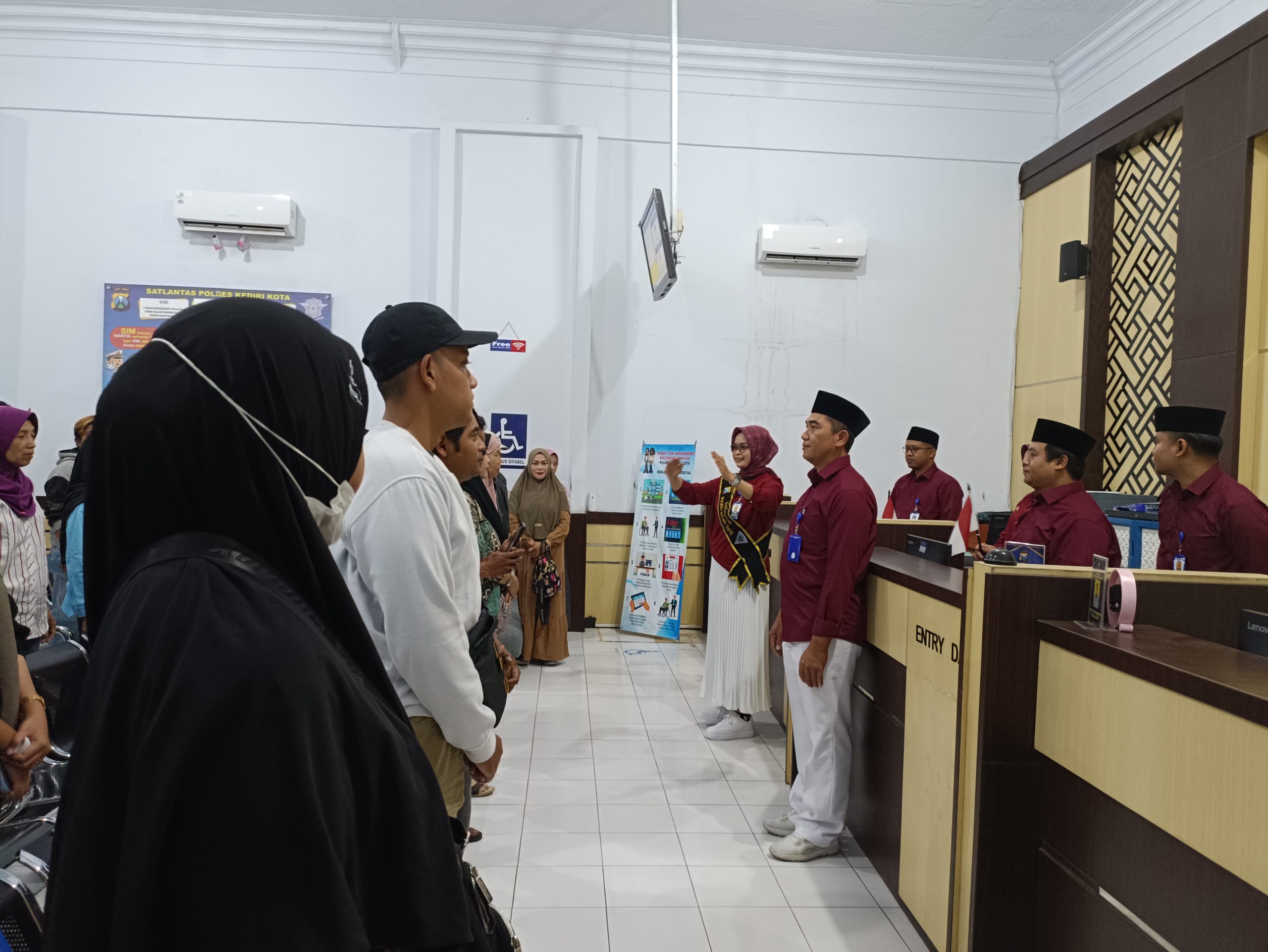 Peringati HUT RI Ke-79, Petugas Satpas Berpakaian Merah Putih Ajak Pemohon SIM Kumandangkan Lagu Kemerdekaan