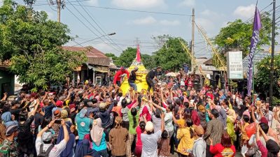 Suroan dan Bersih Desa di Desa Toyoresmi, Ada Kirab 13 Tumpeng Jumbo dan Rebutan Ribuan Tahu