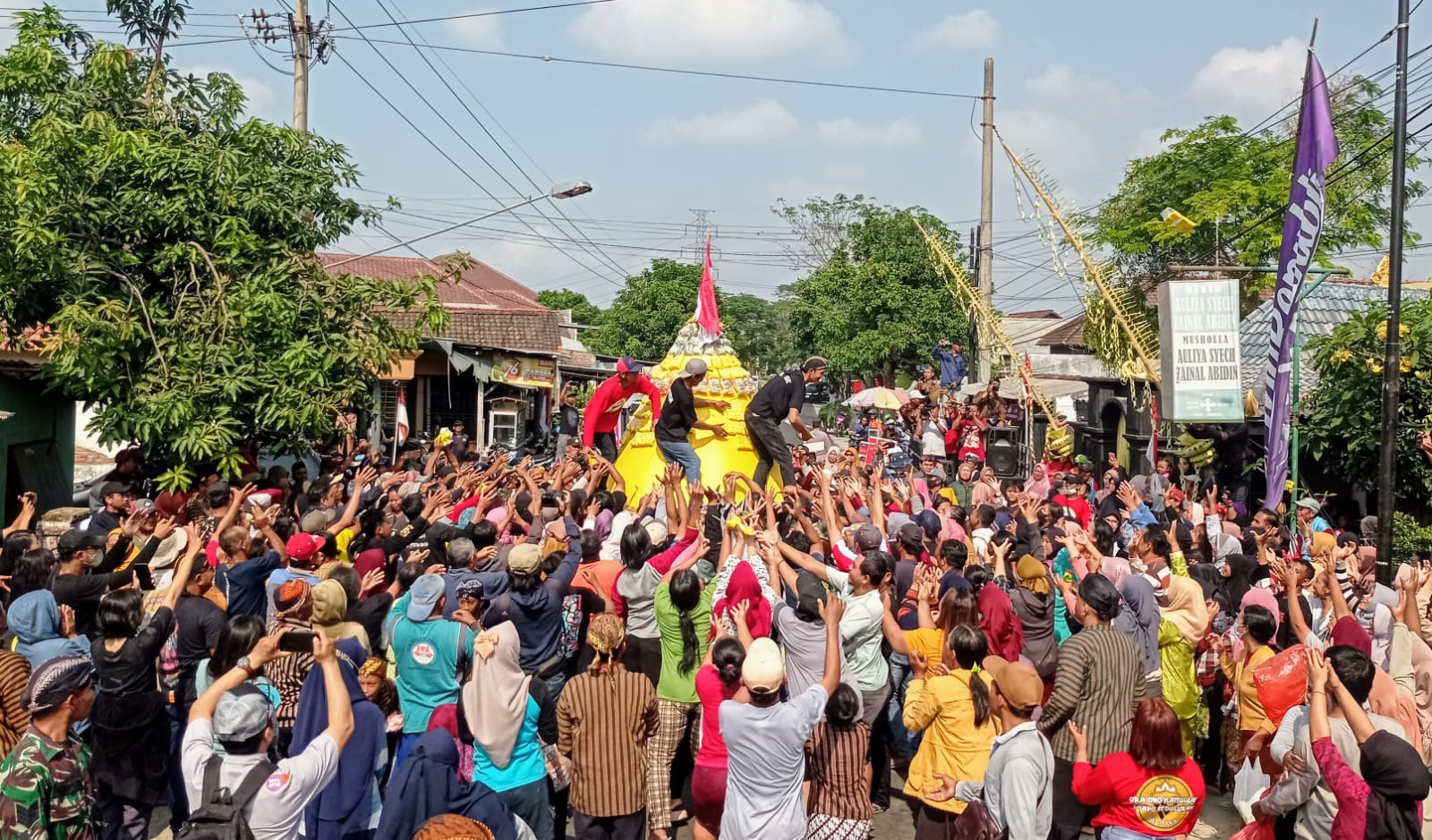 Suroan dan Bersih Desa di Desa Toyoresmi, Ada Kirab 13 Tumpeng Jumbo dan Rebutan Ribuan Tahu