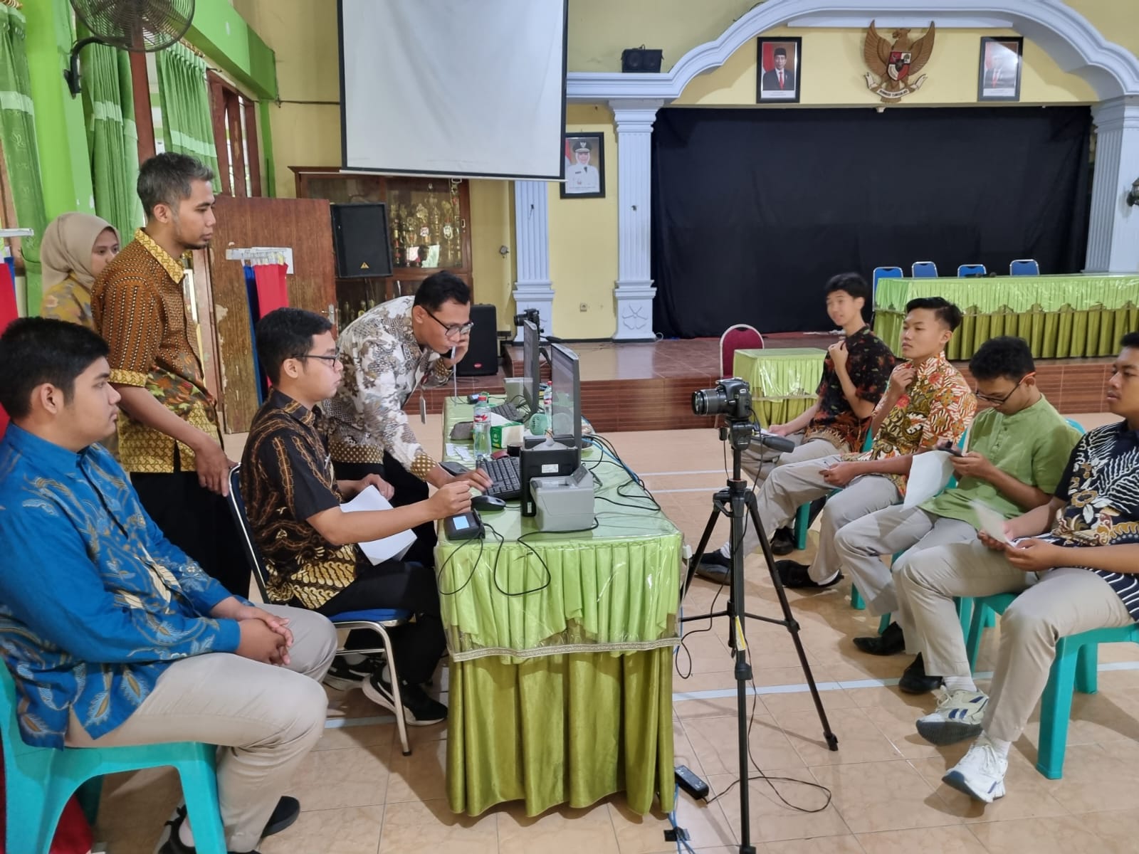 Siswa SMA N 1 Pare dan SMA N 2 Pare ikuti perekaman data KTP el petugaa Dispendukcapil Kabupaten Kediri di Sahaja Putih Abu Abu.