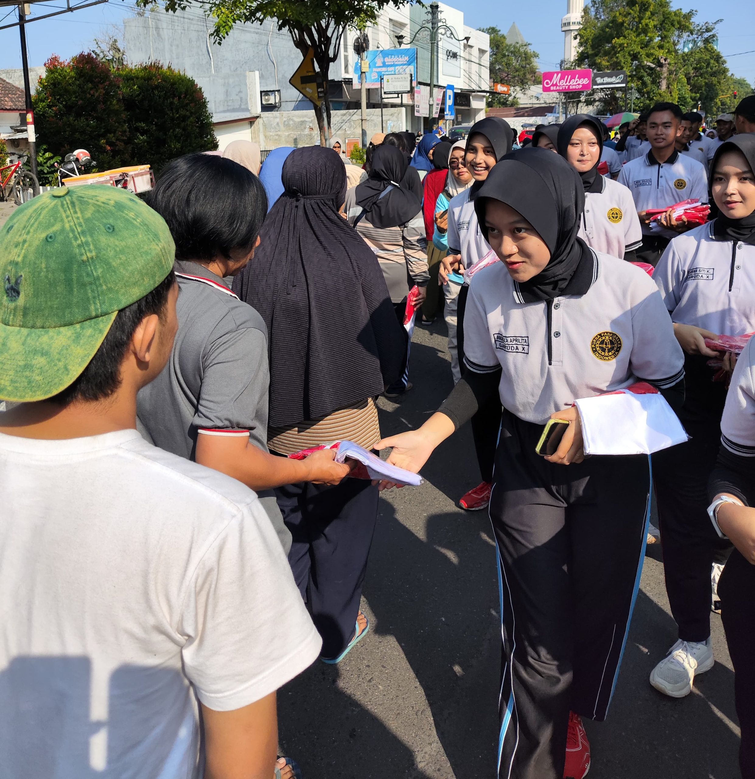  Pemkab Kediri Bagikan Ribuan Bendera Merah Putih, Sambut HUT ke-79 RI