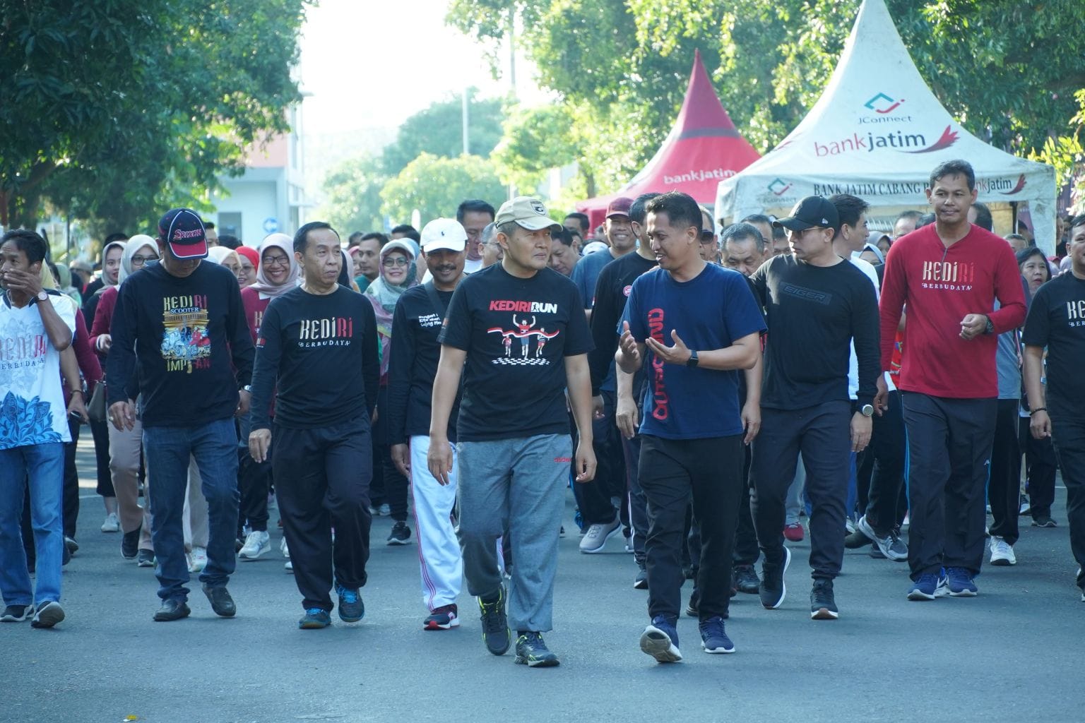 Sekda Kabupaten Kediri Dr. Mohamad Solikin MAp bersama ASN Pemkab Kediri ikuti jalan sehat gempita kemerdekaan HUT ke 79 RI