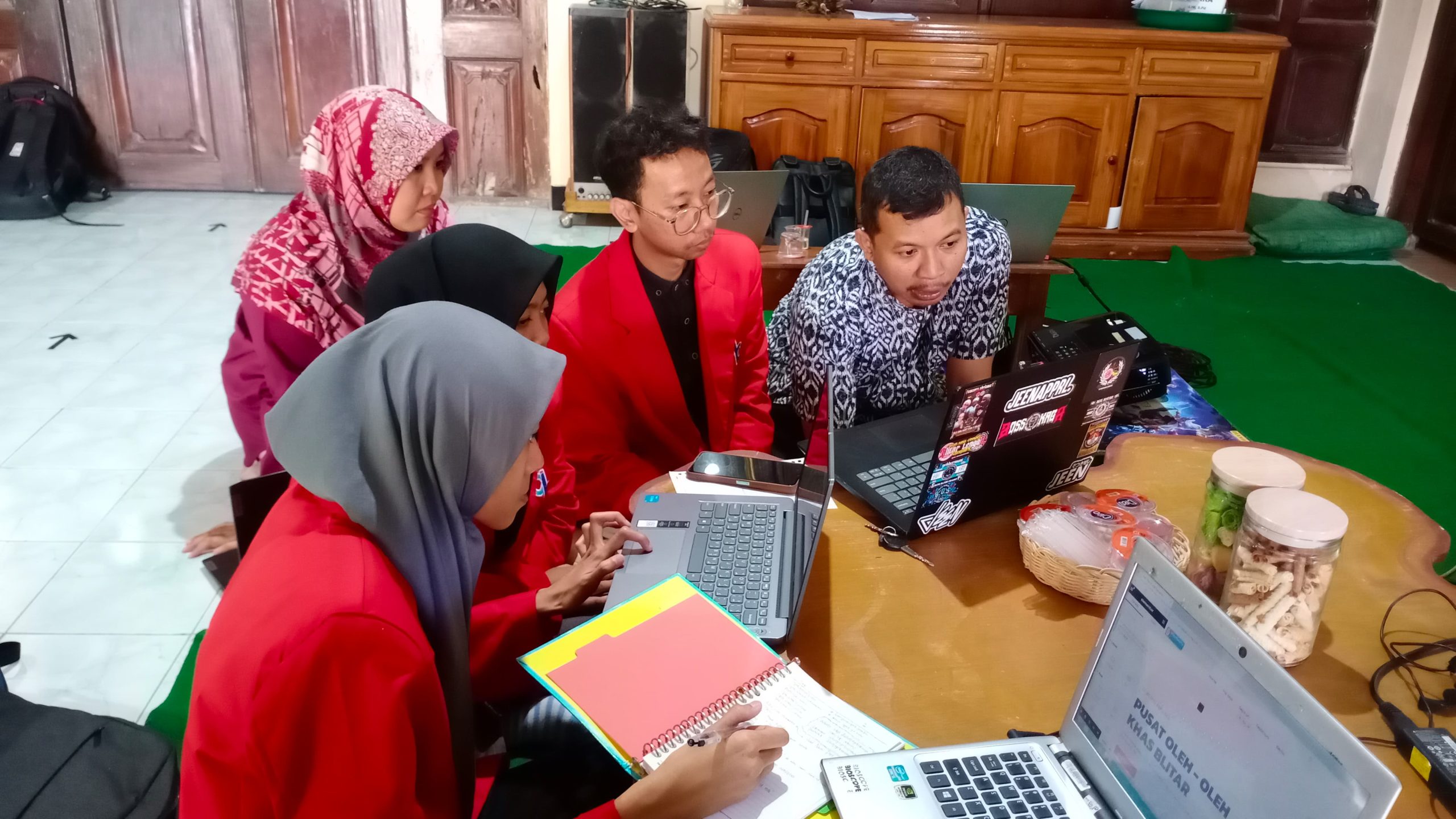 Tim dari AKN Putra Sang Fajar Blitar saat memberikan materi tentang konten medsos dan website. (Aziz/