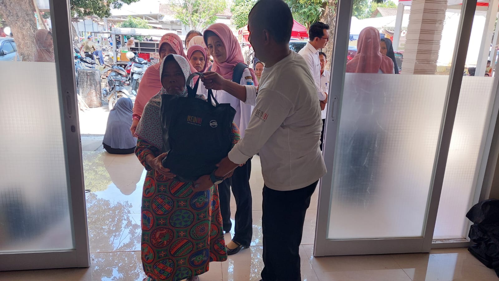 Pemkab Kediri Menyalurkan Bantuan Pangan pada Seribu KPM, Ada Beras, Minyak, Gula dan Telur